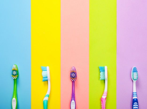 Varios cepillos de dientes brillantes en colores de fondo _ Foto Premium.jpg